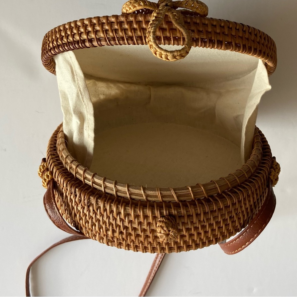 Francesca’s Round Woven Tan Crossbody Bag - Picture 2 of 2